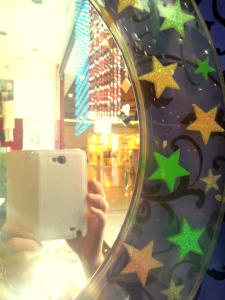 Runder Spiegel mit Sternen verzier